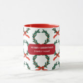 ヴィンテージクリスマスベリーリースホリデイ名前をカスタムする マグカップ (中央)