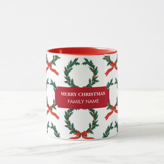 ヴィンテージクリスマスベリーリースホリデイ名前をカスタムする マグカップ (中央)