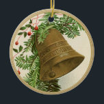ヴィンテージクリスマスベル(エバーグリーン)金ゴールド名 セラミックオーナメント<br><div class="desc">リングや輪は、この美しい金ゴールドクリスマスベルヴィンテージイラストレーションとホリデーシーズンに。この鐘の頂上には常緑樹の枝と赤い果実が飾られている。鐘には「栄光を最も高い所に」と刻まれている。バック読の「メリー・クリスマス」と名前を付けてパーソナライズできる。マッチするクリスマスカードを見てみろ!</div>