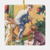 ヴィンテージクリスマスモーニング、プレゼント付き セラミックオーナメント (正面)