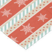 ヴィンテージクリスマスレッドミントスノーフレークのパターン テーブルクロス (アングル)