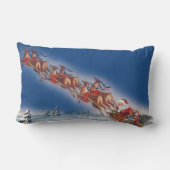 ヴィンテージクリスマス、サンタのトナカイが引く飛行するそり ランバークッション (裏面)