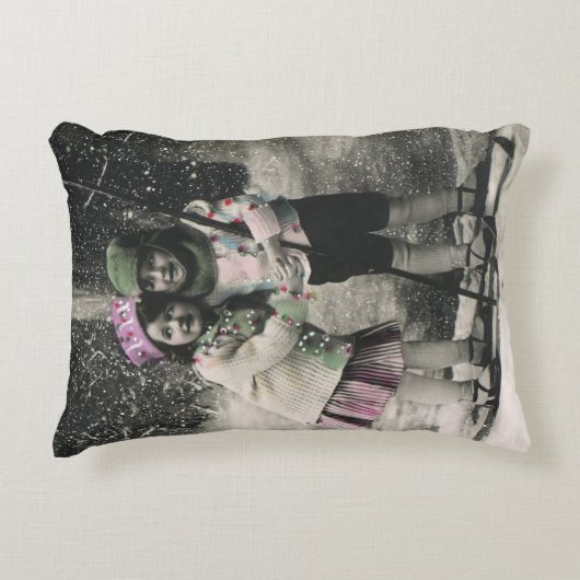 ヴィンテージクリスマス、スキーで遊ぶ親友たち アクセントクッション (正面)