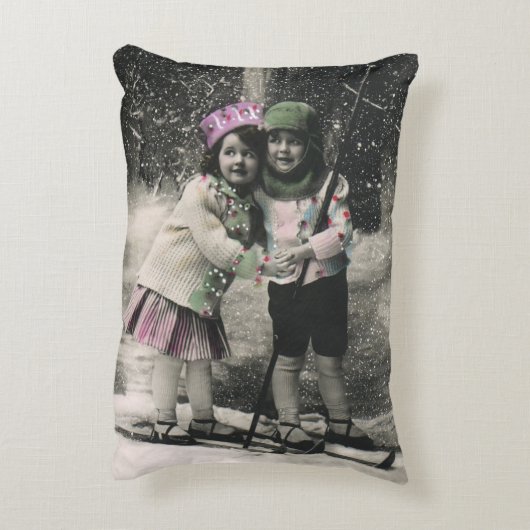 ヴィンテージクリスマス、スキーで遊ぶ親友たち アクセントクッション (裏面(縦))