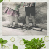 ヴィンテージクリスマス、スキーで遊ぶ親友たち キッチンタオル (折り畳み)