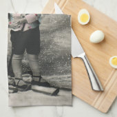 ヴィンテージクリスマス、スキーで遊ぶ親友たち キッチンタオル (四つ折り)