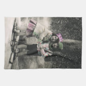 ヴィンテージクリスマス、スキーで遊ぶ親友たち キッチンタオル (横)