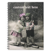 ヴィンテージクリスマス、スキーで遊ぶ親友たち ノートブック (正面)