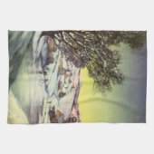 ヴィンテージクリスマス、スケーターが滑る凍った湖 キッチンタオル (横)