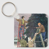 ヴィンテージクリスマス、家族がツリーにイルミネーションを飾る キーホルダー (正面)