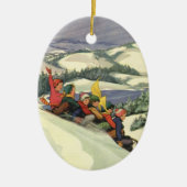 ヴィンテージクリスマス、山で子どもそり セラミックオーナメント (正面)