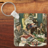 ヴィンテージクリスマス、幸せな家族がプレゼントをラッピング キーホルダー (正面)