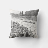 ヴィンテージクルーの漕ぎ手が多くの観客と競走 クッション (裏面)