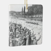 ヴィンテージクルーの漕ぎ手が多くの観客と競走 セラミックオーナメント (右)