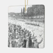 ヴィンテージクルーの漕ぎ手が多くの観客と競走 セラミックオーナメント (左)