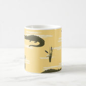 ヴィンテージクロコダイズ：黄色のシームレスなパターン コーヒーマグカップ (中央)