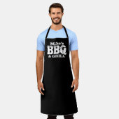 ヴィンテージクールタイポグラフィブラックBBQエプロ男性へン エプロン (着用した状態)