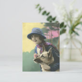 ヴィンテージグラマーガールとドイツのシェパード ポストカード (スタンド正面)