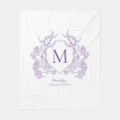 ヴィンテージグリーンバイオレットフローラクレストモノグラム フリースブランケット (正面)