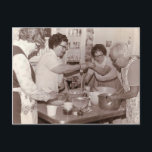 ヴィンテージグループの女性料理写真 ポストカード<br><div class="desc">おもしろいグループの女性の料理このヴィンテージ写真の1974から、幸せな祖母とmomsの料理やベーキングのグループは、花のエプロンとミッドセンチュリーテーブルを完備した。おもしろい料理史!</div>