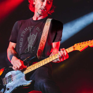 ヴィンテージグレーと黒の古いパンクスのロッカーズオン Tシャツ