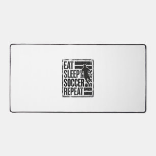 ヴィンテージサッカー選手Tシャツデザイン Eat Sleep Soccer Repeat デスクマット
