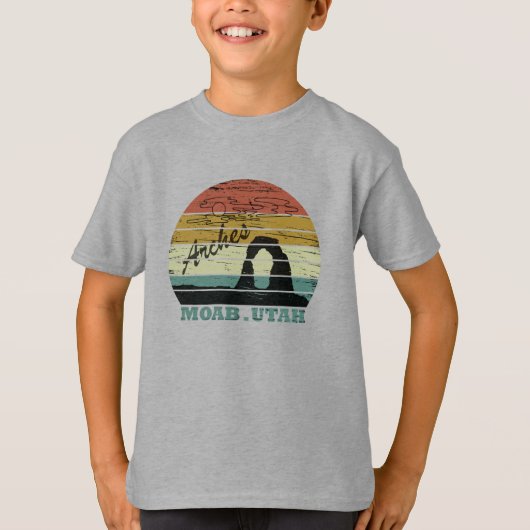 ヴィンテージサンセット - モアブ ユタ州 - アーチーズ国立公園 Tシャツ (正面)