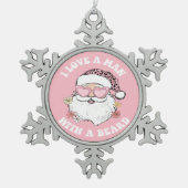 ヴィンテージサンタIはヒゲのピンクのクリスマスを持つ男性が大好き スノーフレークピューターオーナメント (正面)