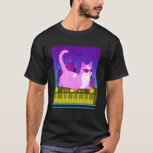 ヴィンテージシンセサイザーCATレトロシンセサイザVAPORWAVEキーブ Tシャツ (正面)