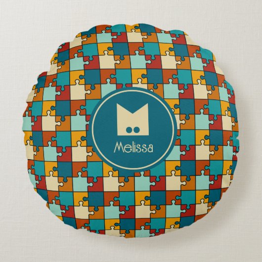 ヴィンテージジグソーパズル片パターンモノグラム ラウンドクッション (正面)