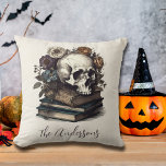 ヴィンテージスカルブックスダークアカデミアハロウィーン クッション<br><div class="desc">ヴィンテージスカルブックダークアカデミアハロウィーン装飾用クッションと名前をカスタムするまたは他の文字、背面のこうもりパターン。</div>