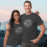 ヴィンテージスキーマウンテンロゴ《植物》アスペンコロラドザテキスト Tシャツ<br><div class="desc">雪に覆わカスタムれたスキー山と素朴なスキーポールを備えたヴィンテージ素朴なスタイルロゴを特徴とするTシャツ。SKI CO、カスタムSKI VT、SKI CAなどの文字とスキー山を追加お気に入りのする。あなたの名前やイニシャルの余地もある。ゲッ素晴らしプのジャケットの下に着たり、スキー旅行の記念として思い出に！以下のColorfulgalshopロゴの他のスキークリック関連のギフトをチェック。</div>