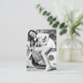 ヴィンテージスクーターピンナップミニスカート脚 名刺 (スタンド正面)