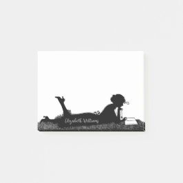 ヴィンテージスタイルのオシャレな若い女性が本を読む 名前入り ポストイット