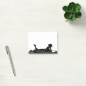 ヴィンテージスタイルのオシャレな若い女性が本を読む 名前入り ポストイット (オフィス)