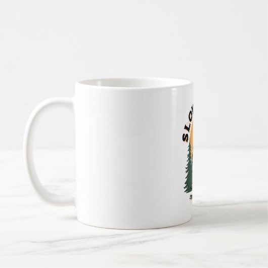 ヴィンテージスタイルのナマケモノのハイキング冒険名言デザイン2 コーヒーマグカップ (左)