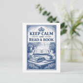 ヴィンテージスタイルの"Keep Calm"リーディング ポストカード (スタンド正面)