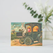 ヴィンテージスタイルイースターバニーと車の中のチックス ポストカード (スタンド正面)