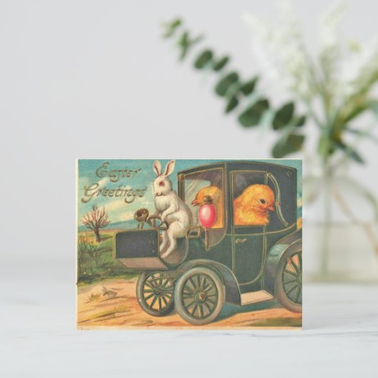 ヴィンテージスタイルイースターバニーと車の中のチックス ポストカード (スタンド正面)