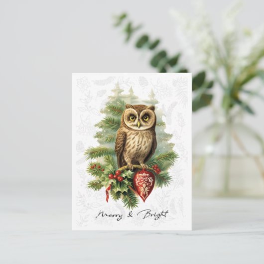 ヴィンテージスタイルクリスマススノーフクロウと常緑樹 ポストカード (スタンド正面)