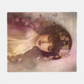 ヴィンテージスタイルポートレートの美しいフローラ女性 フリースブランケット (正面(横))