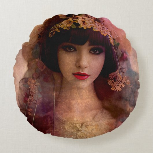 ヴィンテージスタイルポートレートの美しい女性ピンク ラウンドクッション (正面)