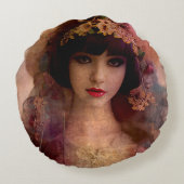 ヴィンテージスタイルポートレートの美しい女性ピンク ラウンドクッション (裏面)