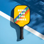 ヴィンテージストライプオンゴールデンイエローHere for the Dink ピックルボールラケット<br><div class="desc">このレトロストライプなモチーフと黄金の黄色の背景おもしろいは、白い、文字を持っています読が"ここでディンクのための"の名前の文字とピクルボールのパドルはピクルボールのファンボーイやファンギルのためのギフトを作ることパーソナライズされた。</div>
