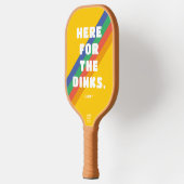 ヴィンテージストライプオンゴールデンイエローHere for the Dink ピックルボールラケット (左)
