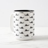 ヴィンテージスネイルアカスタムートの背景色 ツートーンマグカップ (正面左)