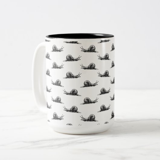 ヴィンテージスネイルアカスタムートの背景色 ツートーンマグカップ (正面左)