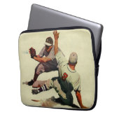 ヴィンテージスポーツ野球選手、ホームに滑り込む選手 ラップトップスリーブ (正面左)