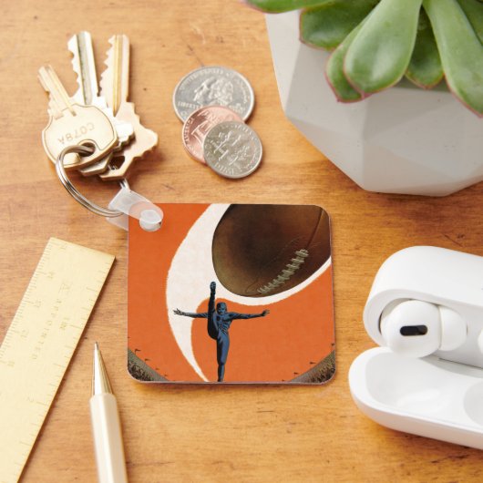 ヴィンテージスポーツ，サッカー選手がボールを蹴る キーホルダー (デスク)