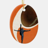 ヴィンテージスポーツ，サッカー選手がボールを蹴る セラミックオーナメント (裏面)